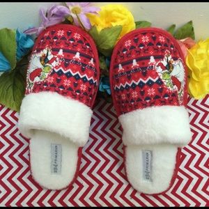 Grinch slippers/Women’s grinch slippers. 5/6